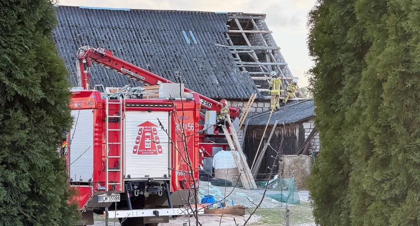 Wichura nad Ziemią Łomżyńską: Strażacy w akcji, uszkodzone budynki i alert IMGW [FOTO]