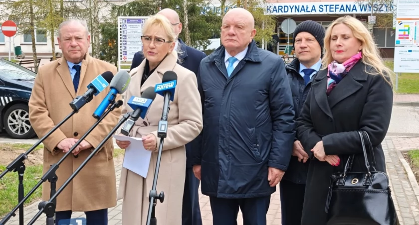 Gorąca konferencja pod łomżyńskim szpitalem. Bogumiła Olbryś punktuje ministerstwo i uderza w swoją rywalkę [VIDEO iFOTO]