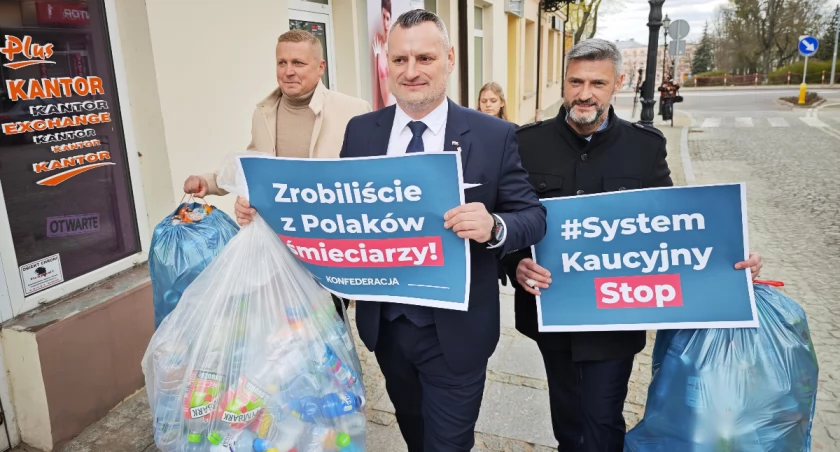 Nowa Nadzieja pod biurami poselskimi w Łomży: Zrobiono z Polaków śmieciarzy [VIDEO i FOTO]