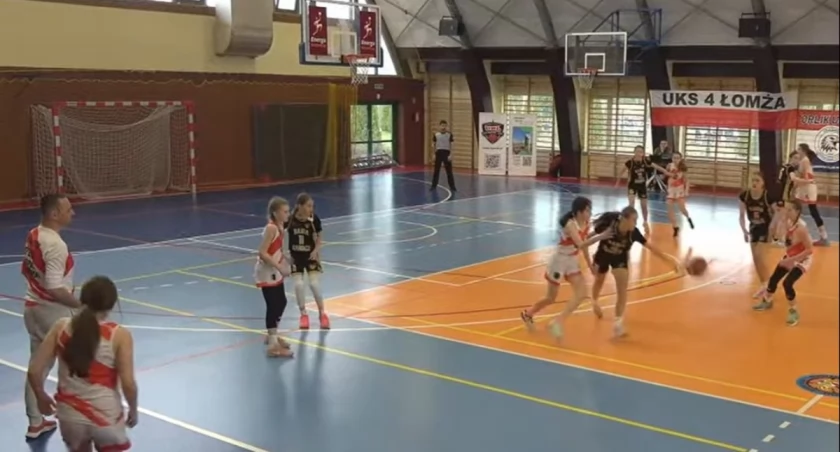 UKS 4 Łomża gra. Oglądajcie [VIDEO]