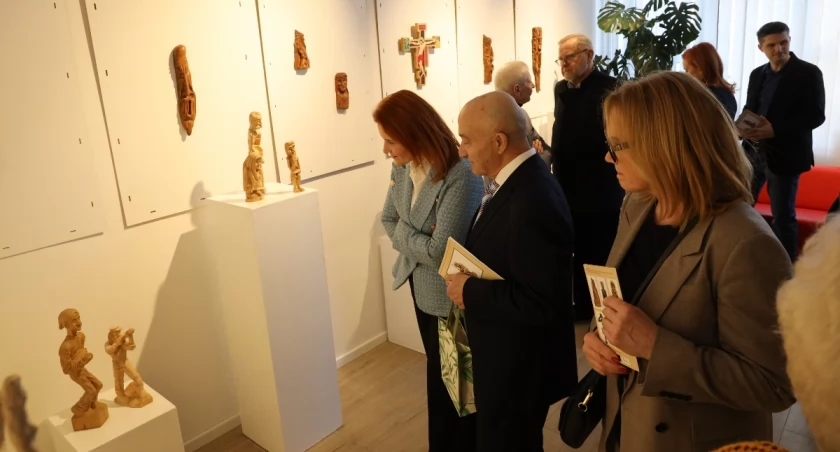 Wyjątkowy wernisaż w Łomży. Rzeźby Mieczysława Bieńka zachwyciły gości
