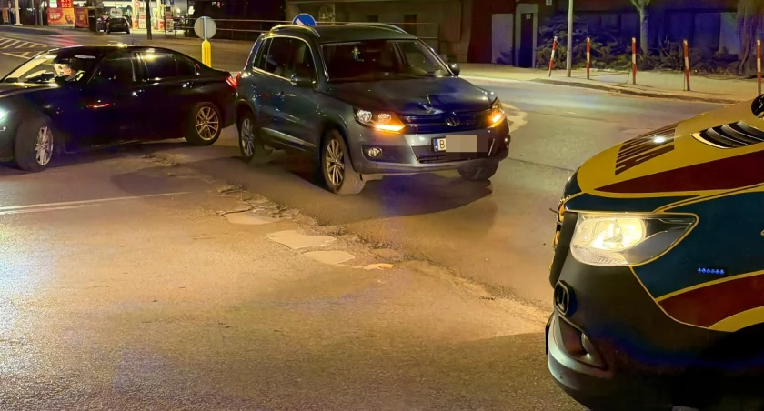 Groźne potrącenie na Al. Legionów. Pieszy wpadł na maskę Volkswagena [FOTO]
