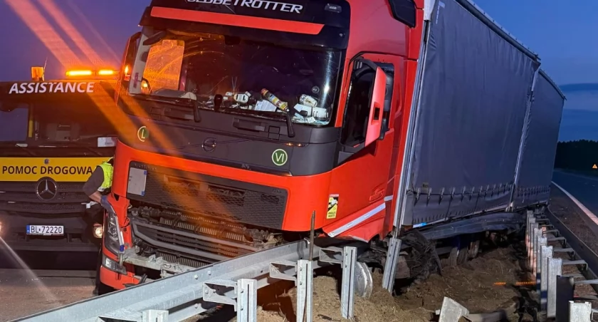 W ciężarówce pękła opona. Groźne zdarzenie na S61 [FOTO]