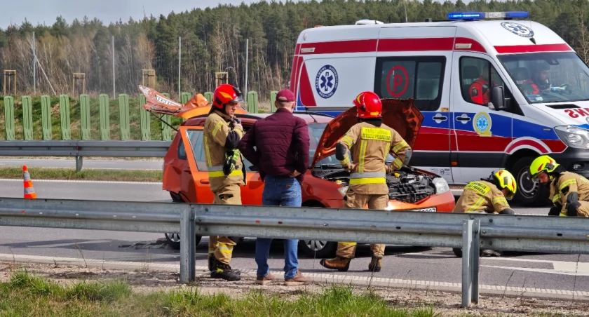 Zderzenie na S61 pod Łomżą. Bus najechał na tył hondy [FOTO]