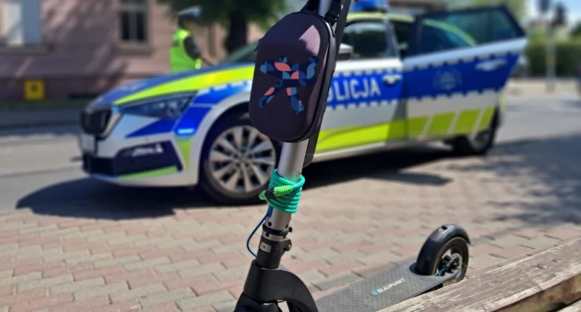 Hulajnoga, pasażerka i brak uprawnień. Przejażdżka nastolatek zakończona interwencją policji z finałem w sądzie rodzinnym