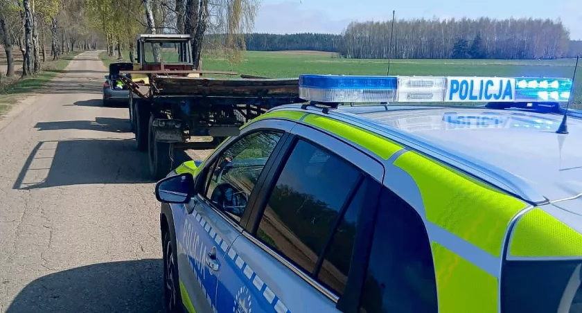 Pijany 43-latek prowadził ciągnik z niesprawną przyczepą