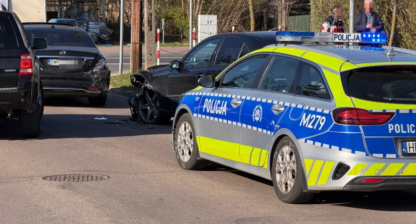 Z impetem uderzył w tył mercedesa. Sprawca mógł być pod wpływem środków odurzających [FOTO]