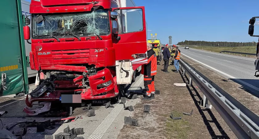Zderzenie przy zwężeniu i usuwanie wraku. Fatalna seria na wylotówkach z Łomży [FOTO]