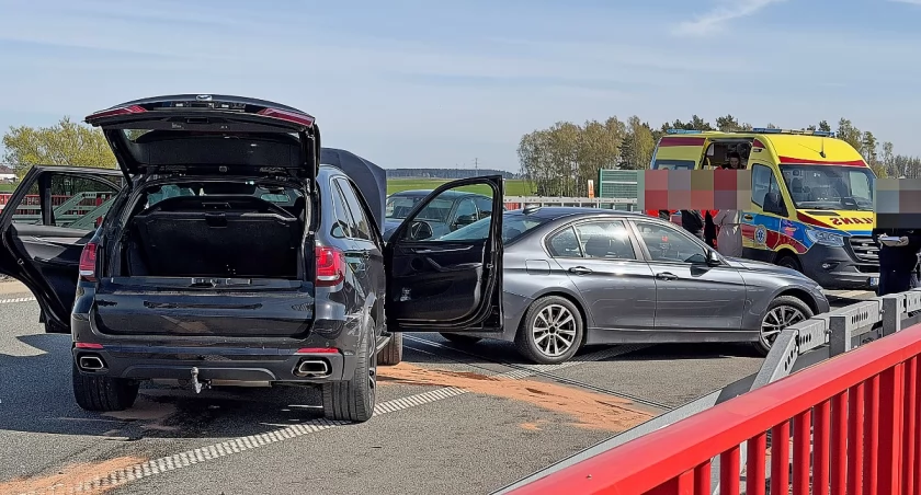 Via Baltica zablokowana. Bilans pościgu z kradzionym autem: 4 rozbite samochody i ranni policjanci [FOTO]