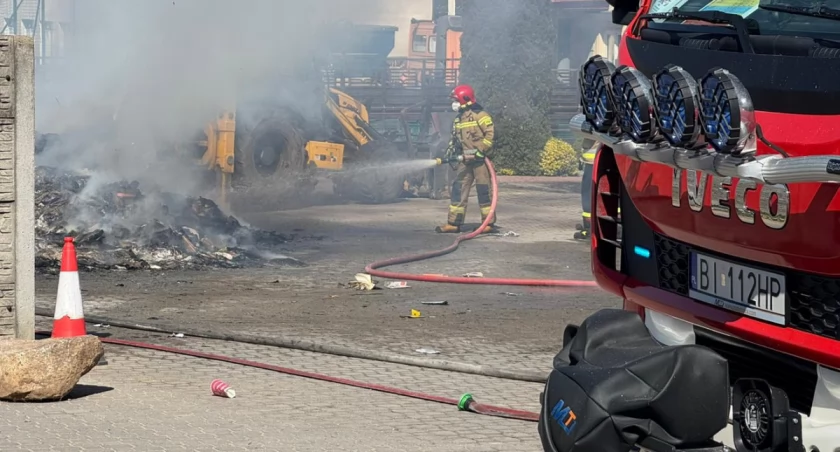 Łomża: Pożar śmieciarki zaczął się na osiedlu. Finał pod cmentarzem [FOTO]