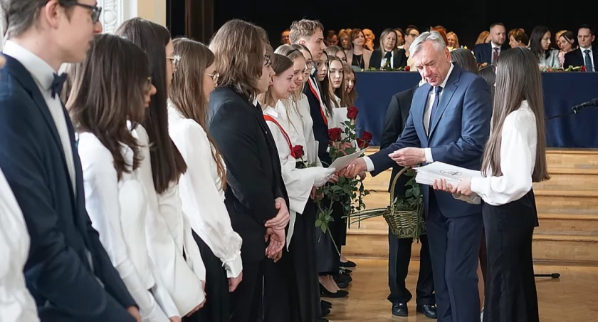 Weszli jako nastolatkowie, wychodzą jako dorośli. Emocjonalne pożegnanie w I LO [FOTO]