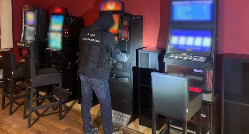 Łomża: 21- latka i 7 nielegalnych automatów [FOTO]