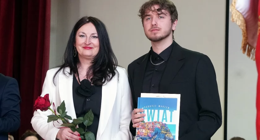 Ponad 130 abiturientów opuściło mury II LO w Łomży. Wyjątkowe pożegnanie rocznika [FOTO]