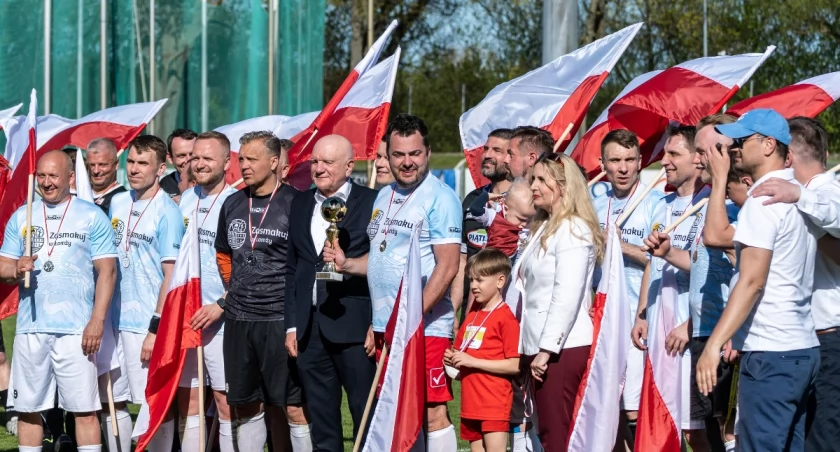 Piłka, grill i biało-czerwona. Tak wyglądała majówka na łomżyńskim stadionie [FOTO]
