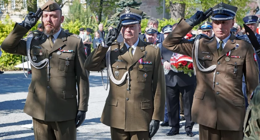 Kwiaty, mundury i konkretne słowa w Łomży! 235 lat Konstytucji 3 Maja [VIDEO i FOTO]