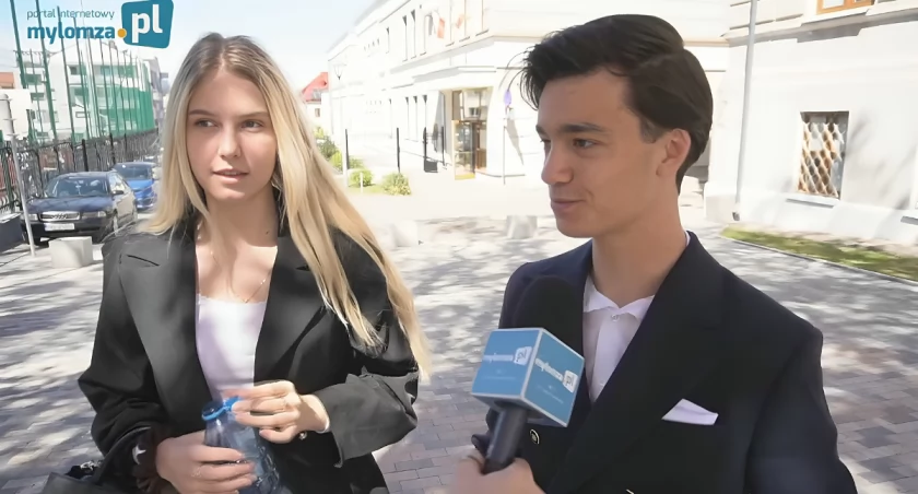 Maturzyści z Łomży już po egzaminie z polskiego. Młodzież unikała jednego tematu jak ognia [VIDEO]