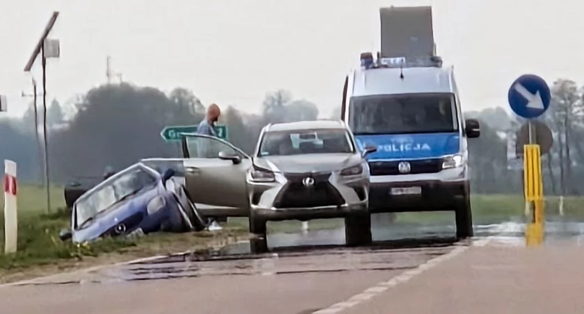 Zderzenie lexusa z mercedesem na drodze wojewódzkiej