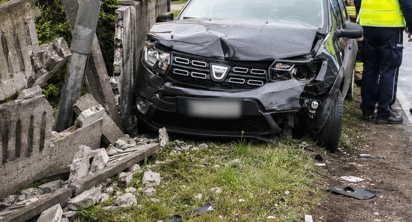 Kierowca dacii wjechał w latarnię. Miał grubo ponad 2 promile