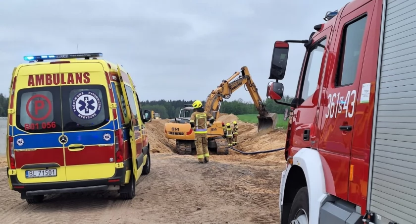 Tragedia podczas prac. Nie żyje mężczyzna przysypany ziemią [FOTO]