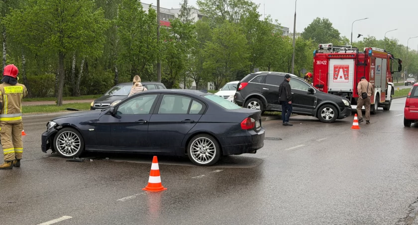 Dwa auta zderzyły się koło szpitala w Łomży [FOTO]