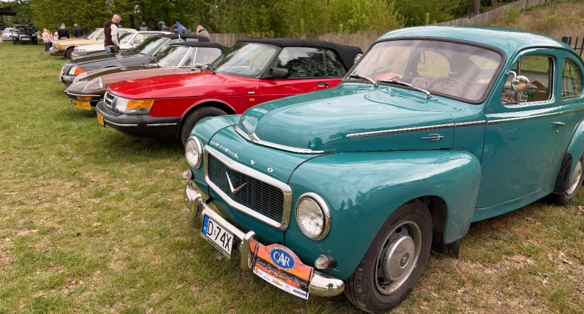 Świt nad Narwią w Nowogrodzie: Stare Volvo i Saaby wciąż w formie, czego nie można powiedzieć o europejskich koncernach [FOTO]