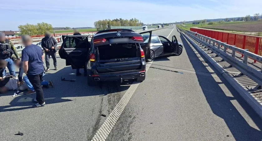 Złodzieje samochodów wpadli pod Łomżą. Jeden z nich staranował policjantów [FOTO]