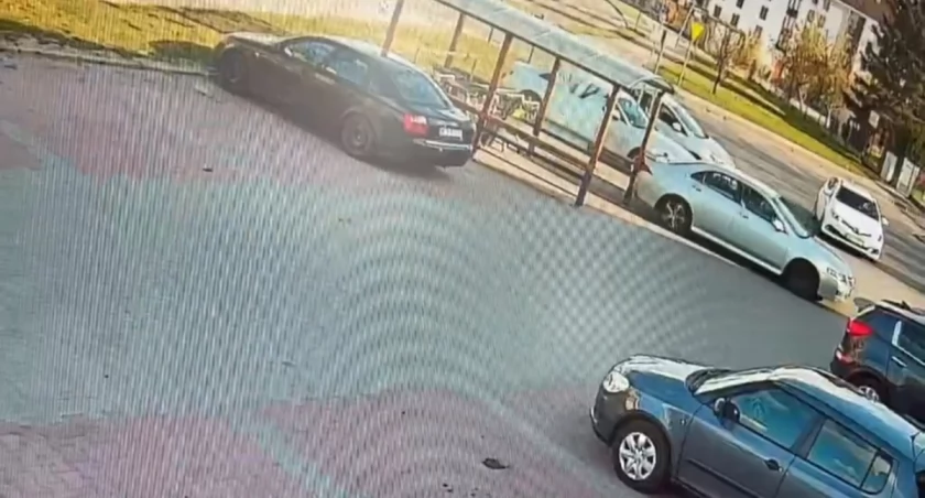 Te zakupy zapamięta na długo. 65-latek uszkodził wiatę sklepową i odjechał