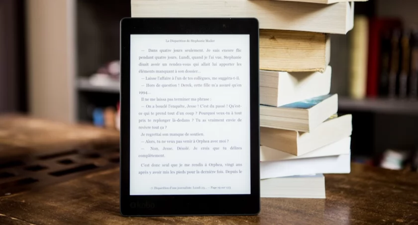Cała biblioteka w jednym ręku – dlaczego czytniki ebook stają się niezbędnym gadżetem w podróży?