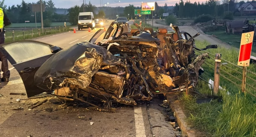 Nocny dramat pod Nowogrodem. BMW zderzyło się z tirem, dwie osoby w szpitalu [FOTO]