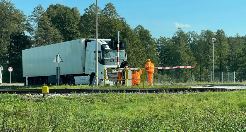 Zamknięty przejazd kolejowy na obwodnicy Konarzyc. Wiadomo, do kiedy potrwają utrudnienia