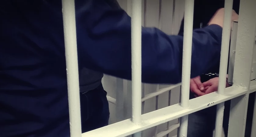 Zasnął w barze. Na widok policjantów wpadł w furię. „Jesteś zwolniony!”
