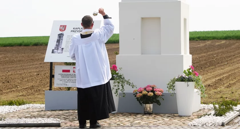 Cegły z katedry i tajemnica szczerego pola. Kapliczka w Mikołajkach odrestaurowana i poświęcona [FOTO]