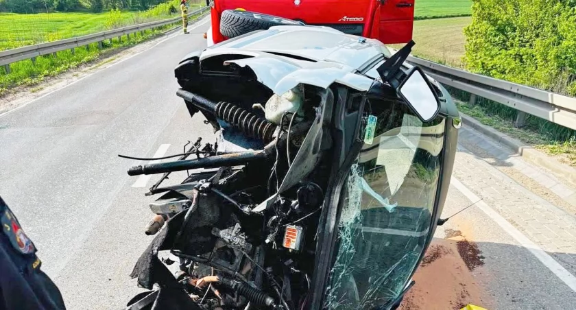 Groźna wywrotka na Szosie Zambrowskiej [FOTO]