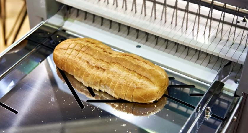 Od wypieku do perfekcyjnej kromki – jakie urządzenia są niezbędne w nowoczesnej piekarni?