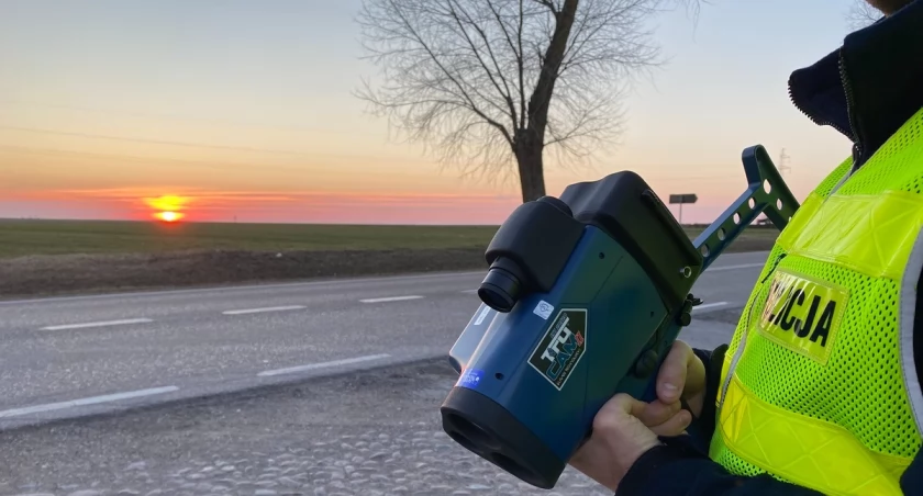 Piraci drogowi w powiecie kolneńskim. Trzech kierowców „z ciężką nogą” straciło prawo jazdy