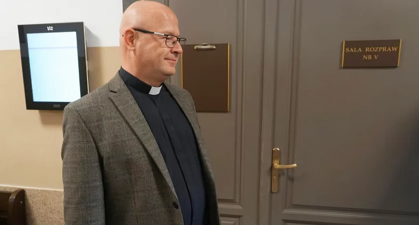 Koniec procesu w Łomży. Ks. Radosław Kubeł uznany za winnego innej czynności seksualnej [VIDEO] 