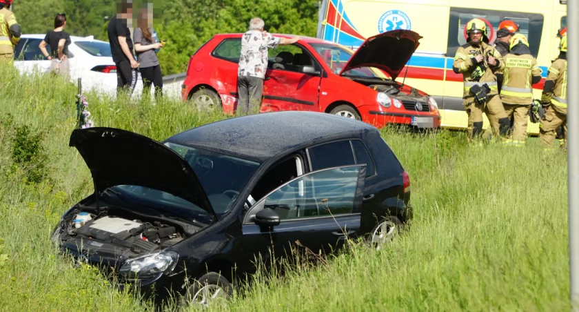 Wypadek na wylotówce z Łomży. Rozbite dwa volkswageny, jedna osoba w szpitalu [FOTO]