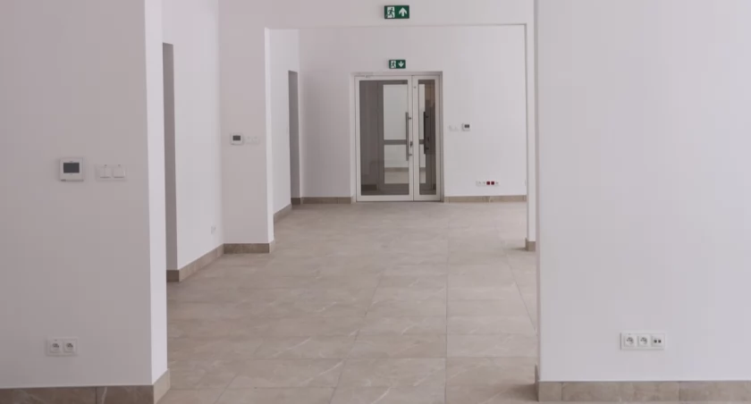 Nowoczesna biblioteka w Łomży otwiera swoje drzwi. Wielki powrót Filii nr 2 po remoncie