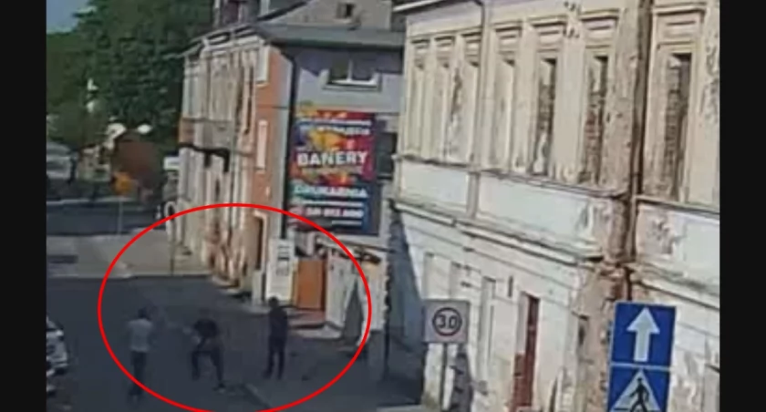 Bracia pobili mężczyznę w Łomży. Policja zna ich doskonale [NAGRANIE Z MONITORINGU]