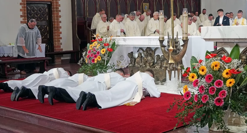 Wielkie święto w łomżyńskiej Katedrze. Czterej nowi kapłani wyświęceni w czasach kryzysu powołań [FOTO]