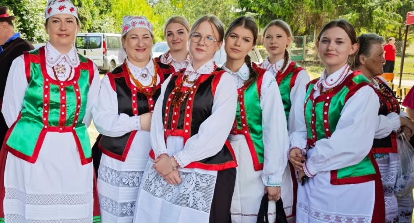Korowód, barwne stroje i twardy orzech dla jury. Za nami  XXXIII Ogólnopolskie Dni Kultury Kurpiowskiej w Nowogrodzie [VIDEO i FOTO]
