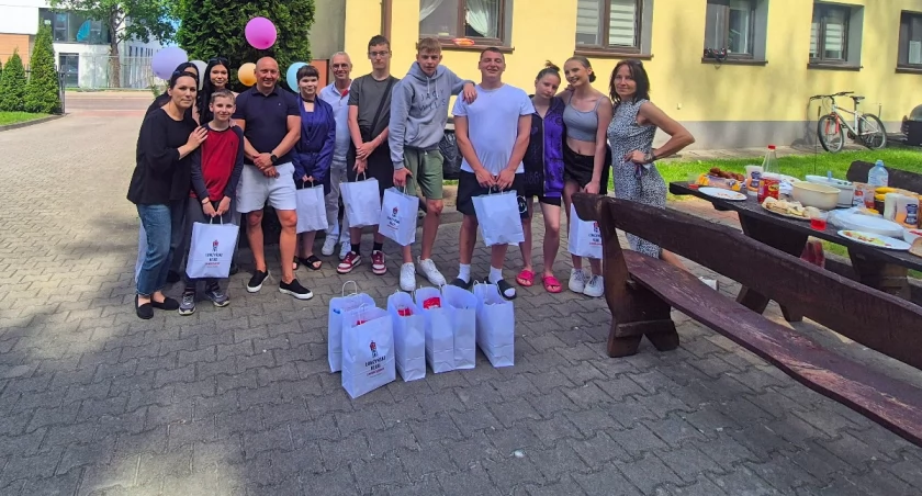 Wspólny grill radnych Łomżyńskiego Klubu Samorządowego i podopiecznych łomżyńskiej placówki [FOTO]