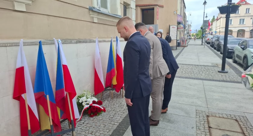 Łomża pamięta o wyborach 4 czerwca. Kwiaty pod symboliczną tablicą [FOTO]