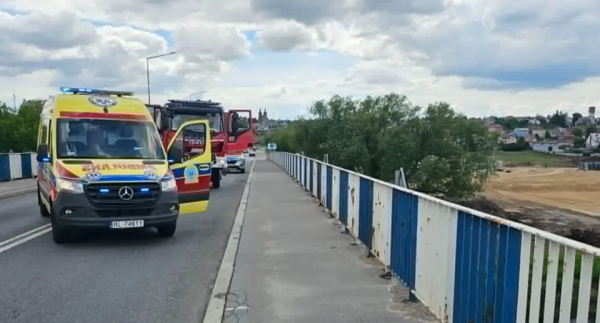 Dramatyczne sceny na moście „Hubala” w Łomży. Służby uratowały życie mężczyzny