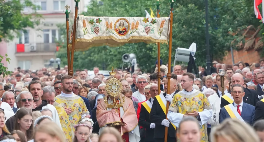 Morze ludzi w centrum Łomży. Wspólna procesja Katedry i Kapucynów przyciągnęła tłumy wiernych [FOTO] 