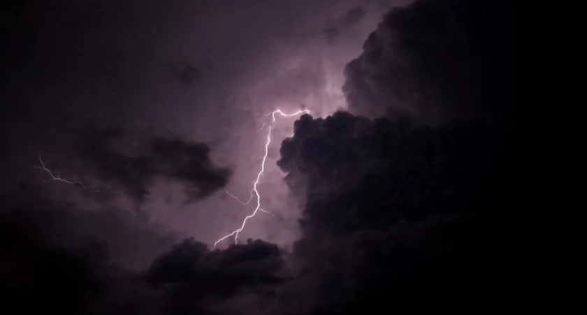 IMGW ostrzega przed burzami w województwie podlaskim. Łomża na liście z alertami meteo