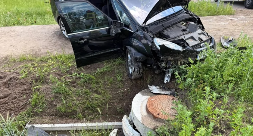 Niedaleko Śniadowa samochód wjechał w przepust. Dwie osoby trafiły na badania [FOTO]