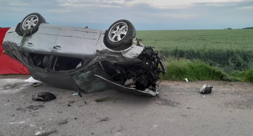 Dachowanie na gminnej drodze. 19-letniego kierowcy nie udało się uratować 