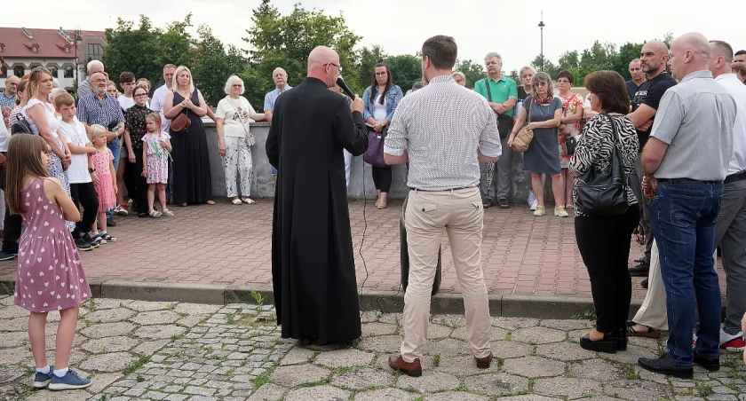 Modlitwa w cieniu paragrafów. Niedzielna manifestacja ks. Radosława Kubła w Łomży [FOTO]