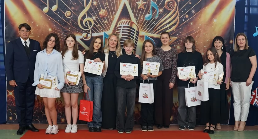 Młodzi wokaliści zachwycili publiczność. IX Międzyszkolny Konkurs Piosenki Angielskiej w „Czwórce” [FOTO]